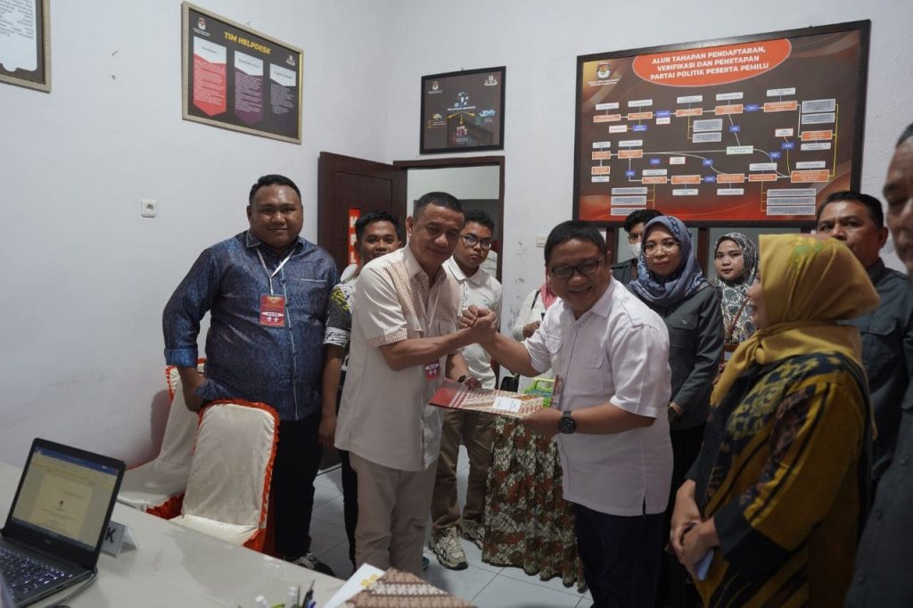 Syarif Mbuinga Serahkan Dukungan Minimal Bakal Calon Anggota DPD RI ke KPU