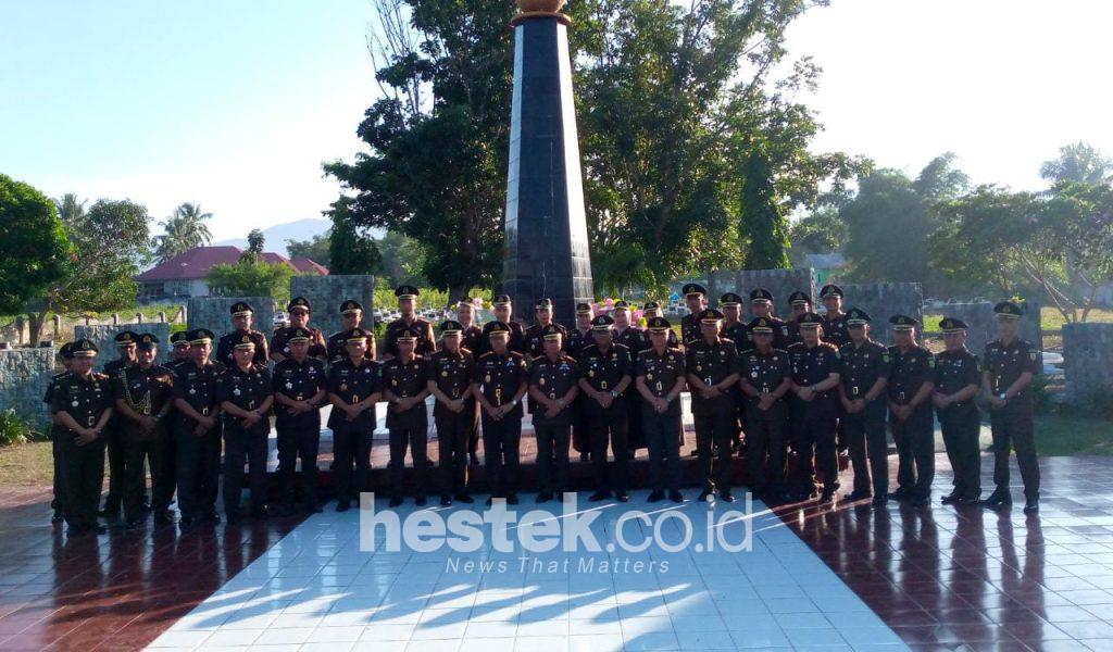 Kejati Gorontalo Gelar Upacara dan Ziarah Tabur Bunga di Makam Pahlawan Pentadio