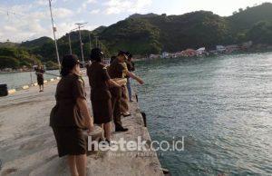 Kajari Yopi Ardiansyah Pimpin Upacara Penghormatan dan Tabur Bunga di Pelabuhan Tilamuta