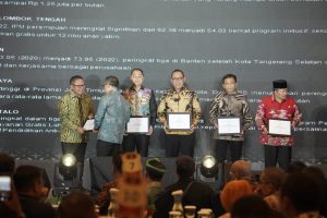 Marten Taha Dianugerahi Penghargaan Tokoh Pendorong SDM dan Pendidikan Berkualitas