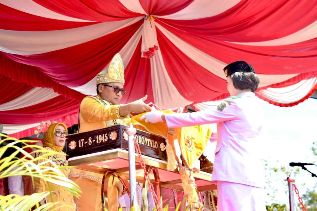 Gunakan Pakaian Adat, Wali Kota Marten Taha Pimpin Upcara HUT RI ke-78