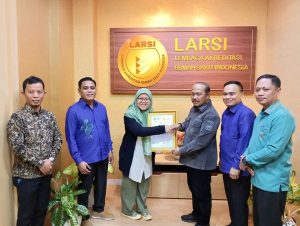 Penjabup Sherman Terima Sertifikat Akreditasi Paripurna RSIB Boalemo dari LARSI