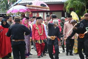 Kunjungan Kerja di Wonosari, Penjabup Sherman Moridu Disambut Adat Mopotilolo