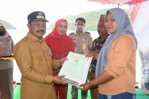 Penjabup Sherman Moridu Serahkan Sertifikat Tahan Program PTSL ke Warga Pagpai