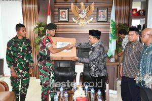 Dukung Tugas Prajurit TNI, Pemkab Boalemo Serahkan Bantuan Bataliyon 715 Motuliato