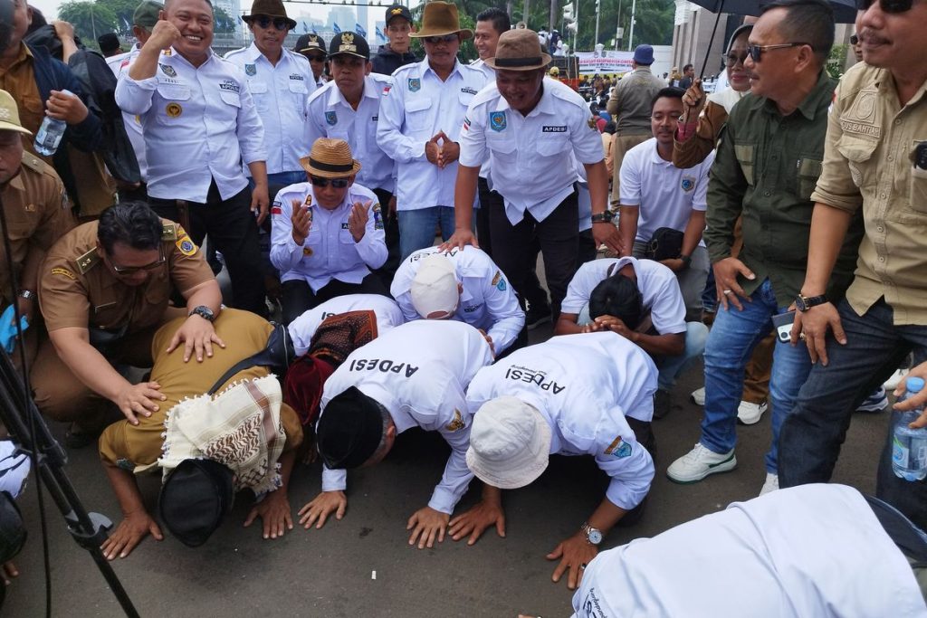 Massa Apdesi Sujud Syukur, Revisi UU Desa Diterima, Jabatan Kades 8 Tahun