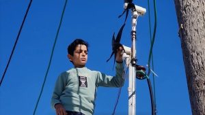 Terangi Tendanya di Rafah Gaza, Seorang Anak Palestina Merakit Turbin Angin Mini