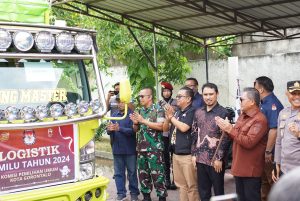 Wali Kota Gorontalo Marten Taha Lepas Logistik Pemilu 2024