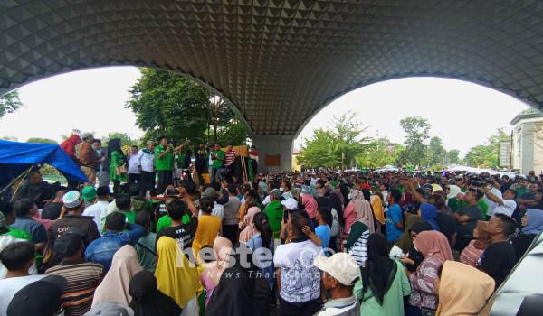 Ribuan Pendukung Paslon SYAH Kawal Pendaftaran di KPU Kabupaten Gorontalo