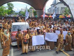 Gaji 3 Bulan Belum Dibayar, Ratusan Aparat Desa di Kabupaten Gorontalo Gelar Aksi Demonstrasi