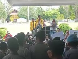 Mahasiswa dan Warga Pulubala Kembali Demo Kantor Bupati Gorontalo Terkait Perbaikan Jembatan