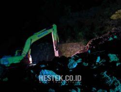Ekskavator Mulai Bersihkan Material Longsor di Jalan GORR