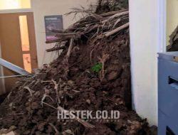 Tak Ditangani Sejak Juni, Material Longsor di Puskesmas Telaga Puncak Ganggu Layanan Kesehatan