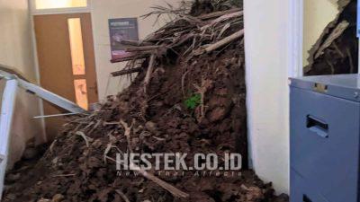 Tak Ditangani Sejak Juni, Material Longsor di Puskesmas Telaga Puncak Ganggu Layanan Kesehatan