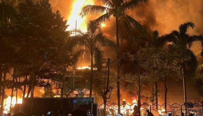 Demo di Makassar Ricuh Tak Terkendali, Gedung DPRD Dibakar Massa