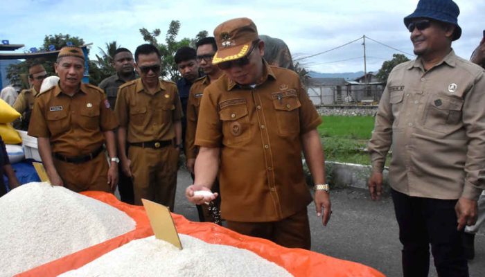 Pastikan Ketersediaan Pangan, Wabup Risman Tolingguhu Tinjau Pasar Oluhuta Utara