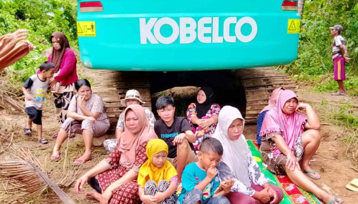 Emak-Emak di Bilato Hadang Ekskavator Pembuka Jalan Tambang Emas Ilegal