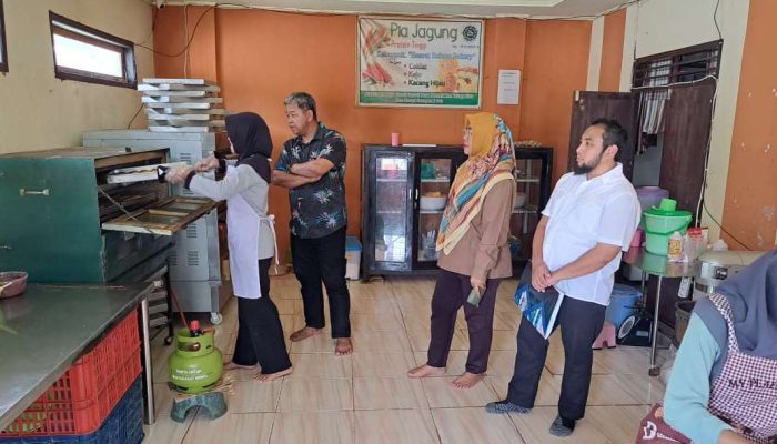 Suyuti Beri Perhatian Khusus pada UMKM Kelompok Tani “Hasrat” di Desa Dumati