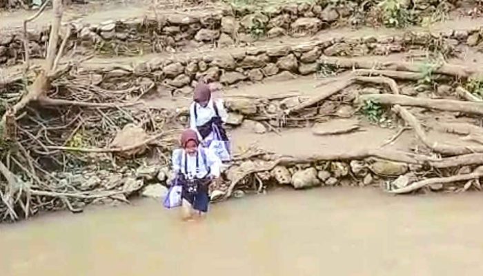 Siswa di Ayumolingo Menyeberangi Sungai Demi Bisa Sekolah