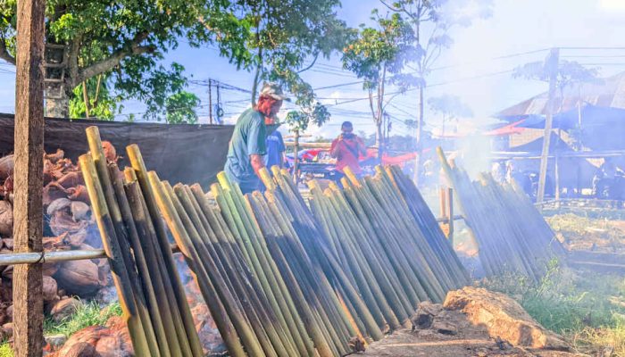 Asap Nasi Bulu Mulai Kepul, Warga Yosonegoro Sambut Lebaran Ketupat