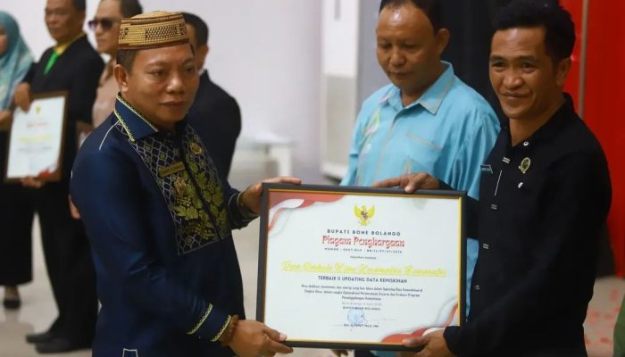 Wabup Risman Tolingguhu Serahkan Piagam Penghargaan ke Kades Ombulo Hijau, Raih Terbaik II Updating Data Kemiskinan