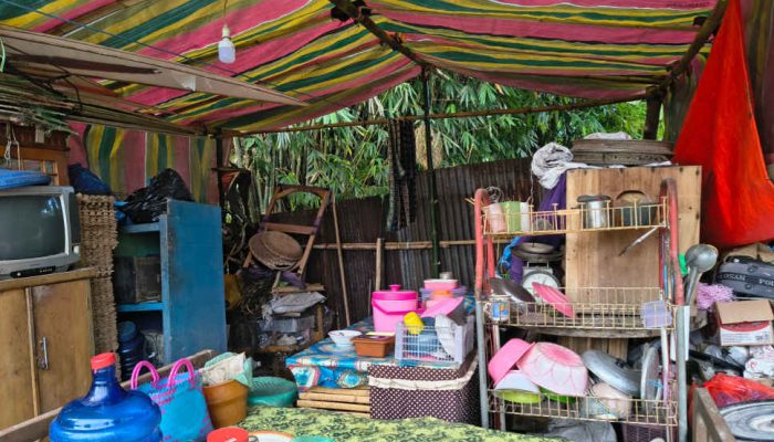 Di Balik Terpal Darurat, Korban Angin Kencang Bulota Menanti Uluran Tangan