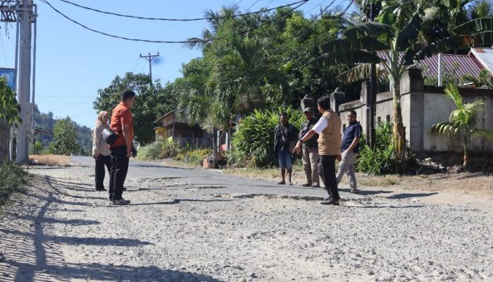 Reses Berbuah Aksi, Manaf A. Hamzah Rogoh Kocek Pribadi Perbaiki Jalan L. Palalu di Isimu Raya