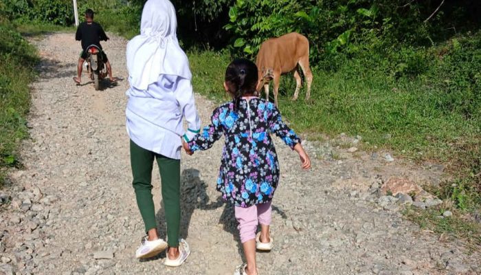 Akses Jalan Rusak, Siswa di Dulamayo Utara Berjalan Kaki Menuju Sekolah