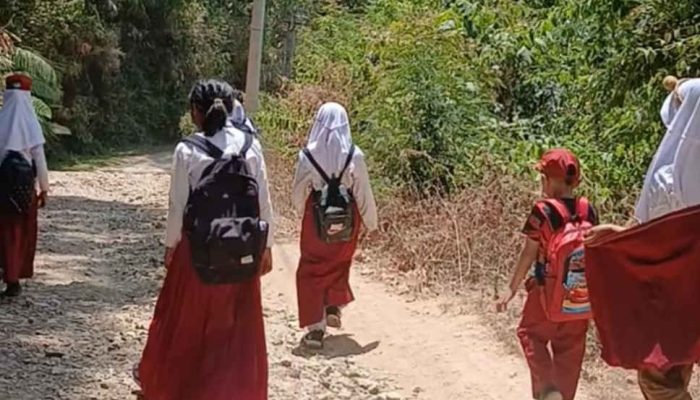 Menembus Jalan Rusak, Perjuangan Siswa Piloayita Menuju Sekolah