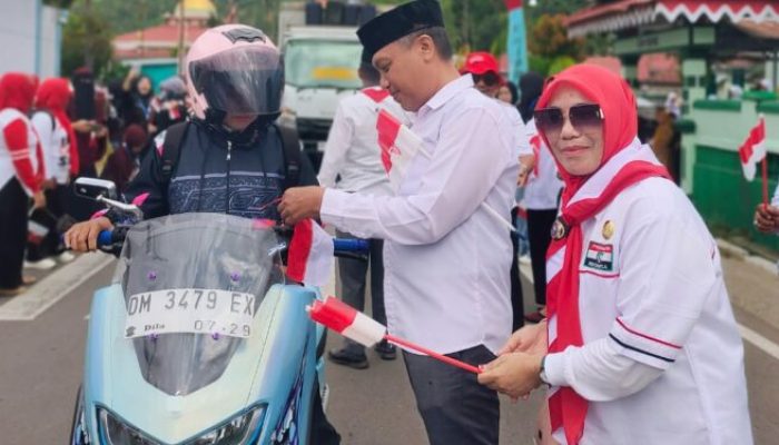 Camat Bone Ajak Warga Kibarkan Merah Putih