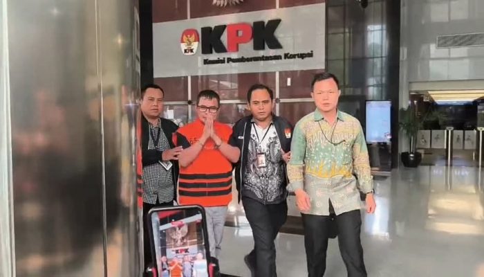 Terjerat OTT, Bupati Boltara Sirajudin Lasena Resmi Kenakan Rompi Tahanan KPK