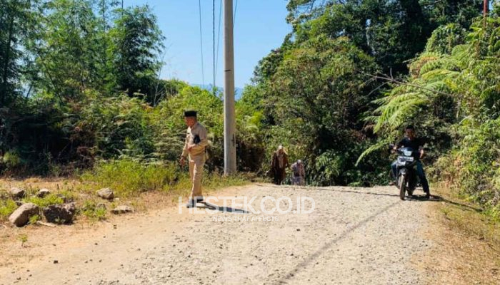 Tinjau Piloayita, Camat Telaga Biru Harus Jalan Kaki karena Akses Sulit