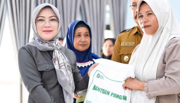 Venny Anwar Pastikan 30 Kg Beras CPP Diterima Warga Lamahu