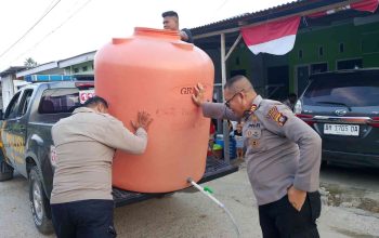 Kemarau Panjang Landa Pohuwato, Polsek Marisa Salurkan 2.200 Liter Air Bersih
