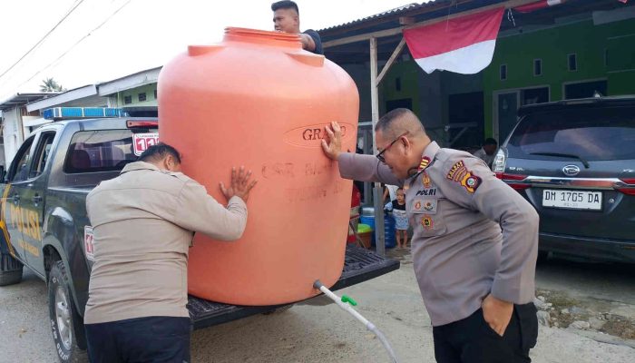 Kemarau Panjang Landa Pohuwato, Polsek Marisa Salurkan 2.200 Liter Air Bersih