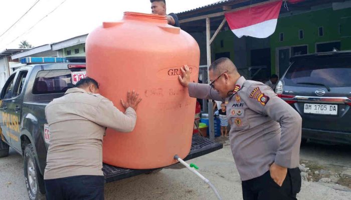 Kemarau Panjang Landa Pohuwato, Polsek Marisa Salurkan 2.200 Liter Air Bersih